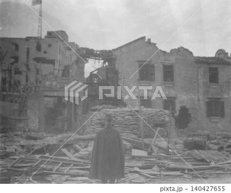 古写真 1937-1945年 日中戦争中の中華民国 南京又は上海の戦闘で破壊された建物と日本兵 古写真 1937-1945年 日中戦争中の中華民国 南京又は上海の戦闘で破壊された建物と日本兵 140427655