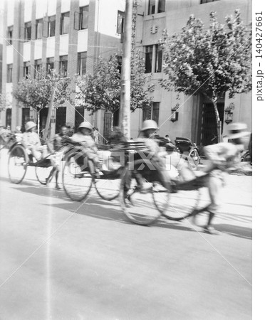 古写真 1937-1945年 日中戦争中の中華民国 上海市内の大通りを日本兵を乗せて進む人力車 古写真 1937-1945年 日中戦争中の中華民国 上海市内の大通りを日本兵を乗せて進む人力車 140427661