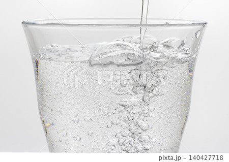 炭酸水をグラスに注ぐ 140427718