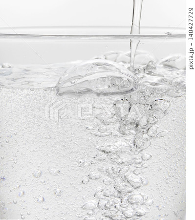 炭酸水をグラスに注ぐ 炭酸水をグラスに注ぐ 140427729