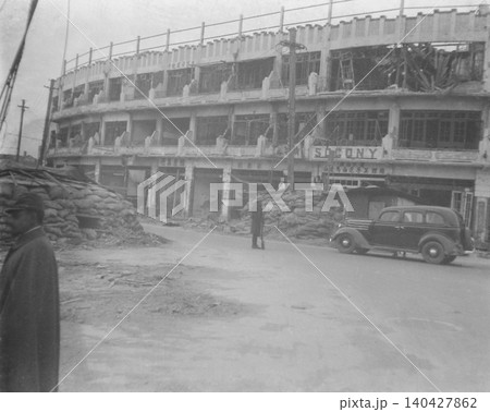 古写真 1937-1945年 日中戦争中の中華民国 南京又は上海の戦闘で破壊された建物と日本兵 古写真 1937-1945年 日中戦争中の中華民国 南京又は上海の戦闘で破壊された建物と日本兵 140427862