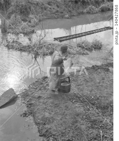 古写真 1937-1945年 日中戦争中の中華民国 南京又は上海の川に水を汲みに来た民間人 古写真 1937-1945年 日中戦争中の中華民国 南京又は上海の川に水を汲みに来た民間人 140427868