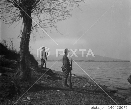 古写真　1937-1945年　日中戦争中の中華民国　南京又は上海の水際を警備する日本兵 140428073