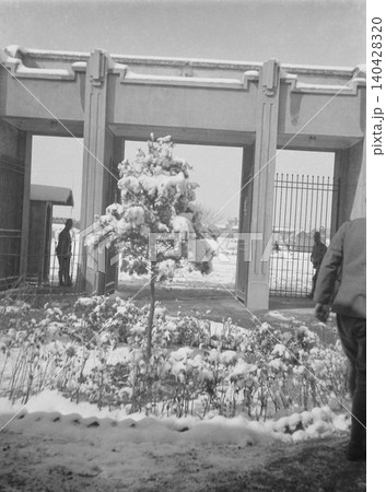 古写真 1937-1945年 日中戦争中の中華民国 冬の南京又は上海市内の建物の検問所 古写真 1937-1945年 日中戦争中の中華民国 冬の南京又は上海市内の建物の検問所 140428320