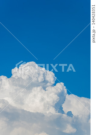 真っ青な空と入道雲 真っ青な空と入道雲 140428351