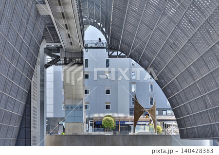 京都駅ビルの東広場 京都駅ビルの東広場 140428383
