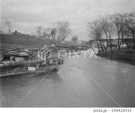 古写真　1937-1945年　日中戦争中の中華民国　南京又は上海の川沿いの住宅地 140428432