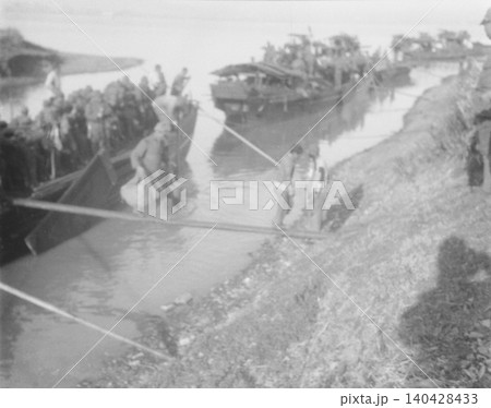 古写真 1937-1945年 日中戦争中の中華民国 南京又は上海の川舟から下船する日本兵 古写真 1937-1945年 日中戦争中の中華民国 南京又は上海の川舟から下船する日本兵 140428433