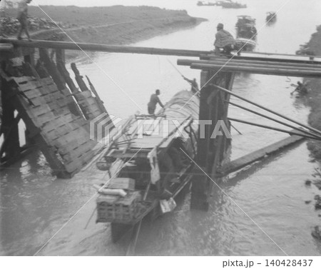 古写真 1937-1945年 日中戦争中の中華民国 南京又は上海の川を舟で進む日本兵 古写真 1937-1945年 日中戦争中の中華民国 南京又は上海の川を舟で進む日本兵 140428437