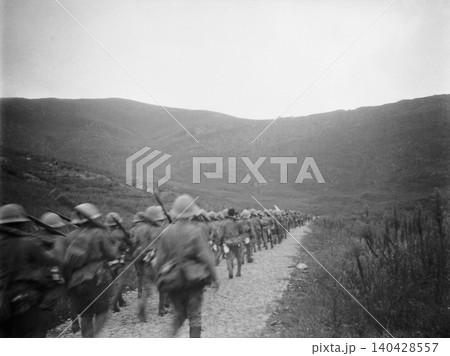 古写真 1937-1945年 日中戦争中の中華民国 南京又は上海郊外を進軍する日本陸軍 古写真 1937-1945年 日中戦争中の中華民国 南京又は上海郊外を進軍する日本陸軍 140428557
