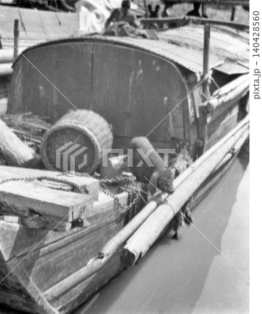 古写真 1937-1945年 日中戦争中の中華民国 南京又は上海で日本兵が使用した川舟 古写真 1937-1945年 日中戦争中の中華民国 南京又は上海で日本兵が使用した川舟 140428560