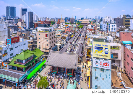 日本の東京都市景観梅雨の晴れ間…脅威のインバウンドは続く…外国人観光客らで賑わう浅草寺…=6月13日 日本の東京都市景観梅雨の晴れ間…脅威のインバウンドは続く…外国人観光客らで賑わう浅草寺…=6月13日 140428570