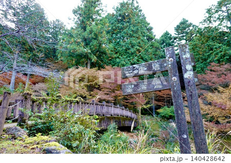 高源寺の境内の道しるべ　丹波紅葉三山のひとつ　天目楓(てんもくかえで)が美しい風景　兵庫県丹波市 140428642