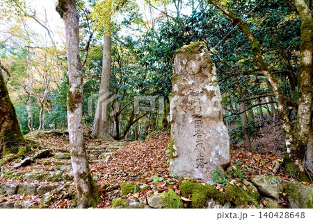 高源寺の石塔 丹波紅葉三山のひとつ 天目楓(てんもくかえで)が美しい風景 兵庫県丹波市 高源寺の石塔 丹波紅葉三山のひとつ 天目楓(てんもくかえで)が美しい風景 兵庫県丹波市 140428648
