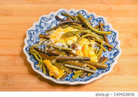 わらびと卵の炒め物　塩味 140428656