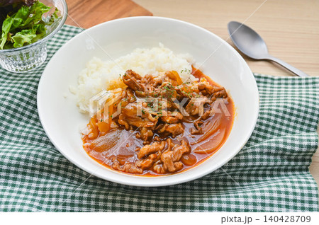お皿に盛り付けられた美味しそうなハヤシライス お皿に盛り付けられた美味しそうなハヤシライス 140428709