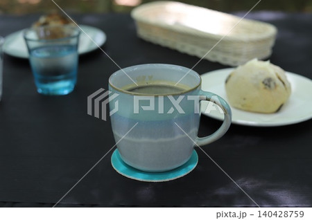 カフェのテーブルの上にあるコーヒーとテーブル カフェのテーブルの上にあるコーヒーとテーブル 140428759