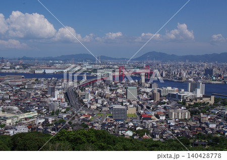 夏の青空に映える若戸大橋　北九州市 140428778
