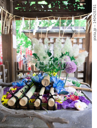 初夏の神社を彩る手水舎の豪華で美しい花手水 初夏の神社を彩る手水舎の豪華で美しい花手水 140428781