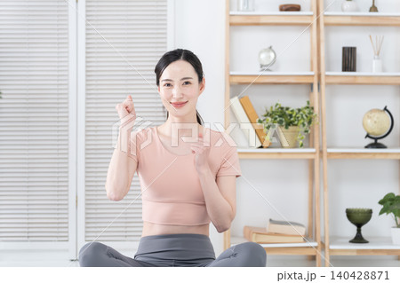 家で運動やストレッチをする女性 家で運動やストレッチをする女性 140428871