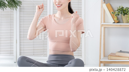 家で運動やストレッチをする女性 家で運動やストレッチをする女性 140428872