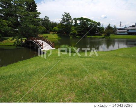 名勝・旧大乗院庭園の象徴たる反り橋と初夏の新緑風景 140429286