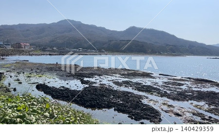 日本海に広がる鮎川平盤の岩礁地形 北海道熊石 日本海に広がる鮎川平盤の岩礁地形 北海道熊石 140429359