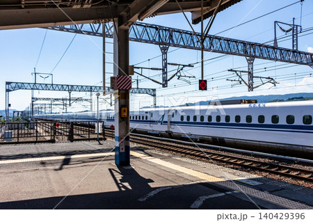 晴天の中、駅を通過する新幹線とホームの風景 晴天の中、駅を通過する新幹線とホームの風景 140429396