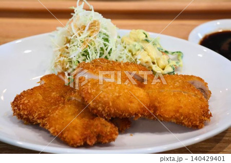 揚げたてカツと千切りキャベツが盛られた和食プレート 揚げたてカツと千切りキャベツが盛られた和食プレート 140429401