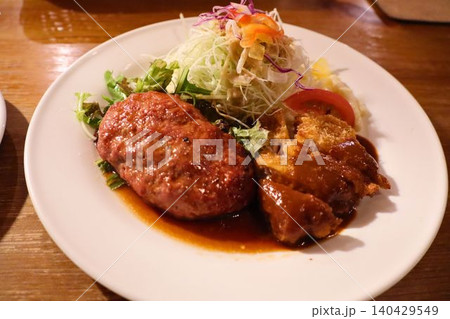 ハンバーグと唐揚げが盛られた洋食プレート ハンバーグと唐揚げが盛られた洋食プレート 140429549