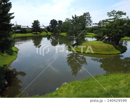 名勝・旧大乗院庭園の中島と池泉を見渡す初夏のパノラマ 名勝・旧大乗院庭園の中島と池泉を見渡す初夏のパノラマ 140429599