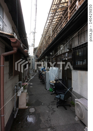 むき出しの配管や室外機が並ぶ、下町アパートのディープな路地裏風景 むき出しの配管や室外機が並ぶ、下町アパートのディープな路地裏風景 140429850