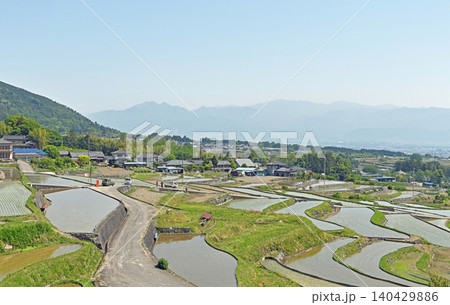平岡の棚田 水をたたえた美しい日本の原風景と南アルプス連峰 平岡の棚田 水をたたえた美しい日本の原風景と南アルプス連峰 140429886