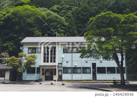田舎の山間部に建つレトロな木造校舎の外観, 田舎の山間部に建つレトロな木造校舎の外観, 140429936