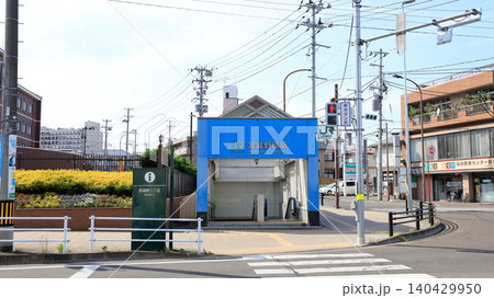 JR仙石線の宮城野原駅、エスカレーターが設置された出入口2 JR仙石線の宮城野原駅、エスカレーターが設置された出入口2 140429950