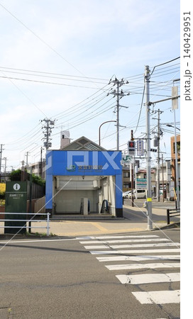 JR仙石線の宮城野原駅、エスカレーターが設置された出入口2 JR仙石線の宮城野原駅、エスカレーターが設置された出入口2 140429951