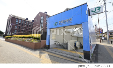 JR仙石線の宮城野原駅、エスカレーターが設置された出入口2 JR仙石線の宮城野原駅、エスカレーターが設置された出入口2 140429954
