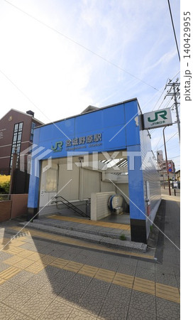 JR仙石線の宮城野原駅、エスカレーターが設置された出入口2 JR仙石線の宮城野原駅、エスカレーターが設置された出入口2 140429955
