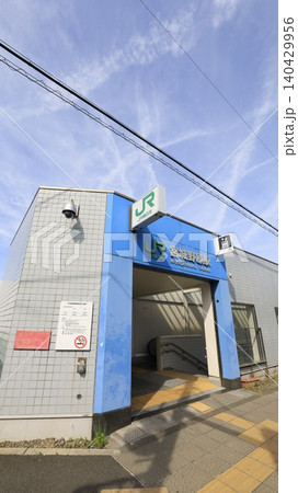 JR仙石線の宮城野原駅、エレベーターとエスカレーターが設置された出入口3 140429956