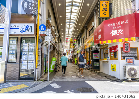 西小山商店街のアーケード入口と商店街風景|西小山駅周辺の街並み 西小山商店街のアーケード入口と商店街風景|西小山駅周辺の街並み 140431062