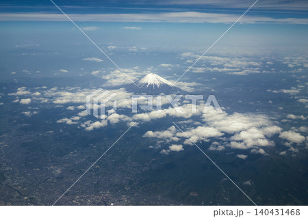 上空から見た雲に浮かぶ冠雪した冠雪の西湖と冠雪に映る冠雪が浮かぶ羊蹄山 140431468