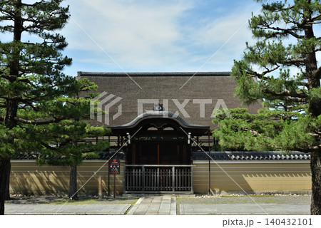 大本山建仁寺 法堂から眺める方丈と唐門(京都市東山区) 大本山建仁寺 法堂から眺める方丈と唐門(京都市東山区) 140432101