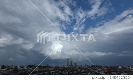 都市に迫る発達した積乱雲 天気急変とゲリラ雷雨の前兆 都市に迫る発達した積乱雲 天気急変とゲリラ雷雨の前兆 140432590