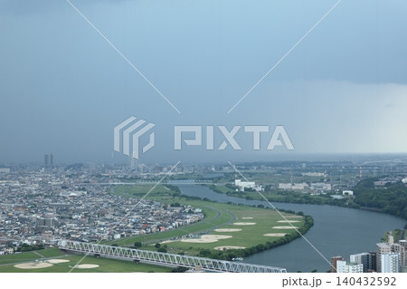都市に迫るゲリラ雷雨 河川と市街地の風景 都市に迫るゲリラ雷雨 河川と市街地の風景 140432592