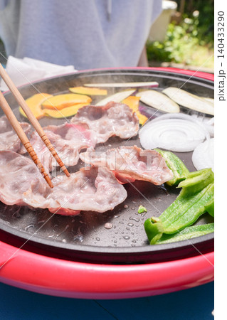 ホットプレートで焼く新鮮な肉と野菜の夕食準備 ホットプレートで焼く新鮮な肉と野菜の夕食準備 140433290
