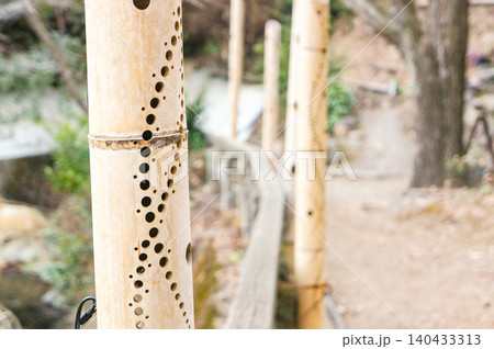 黒川温泉の小道に並ぶ竹のアート風景 黒川温泉の小道に並ぶ竹のアート風景 140433313