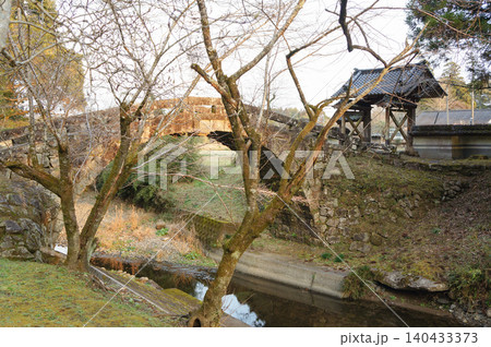 静かな時間が流れる石橋と小川の風景 静かな時間が流れる石橋と小川の風景 140433373