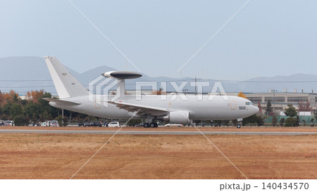 タキシングする航空自衛隊E-767早期警戒管制機 140434570
