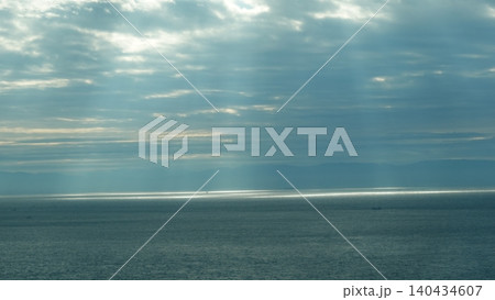 雲の隙間から海面へ降り注ぐ薄明光線 140434607