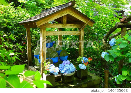 紫陽花とお地蔵様（鎌倉明月院の境内） 140435068